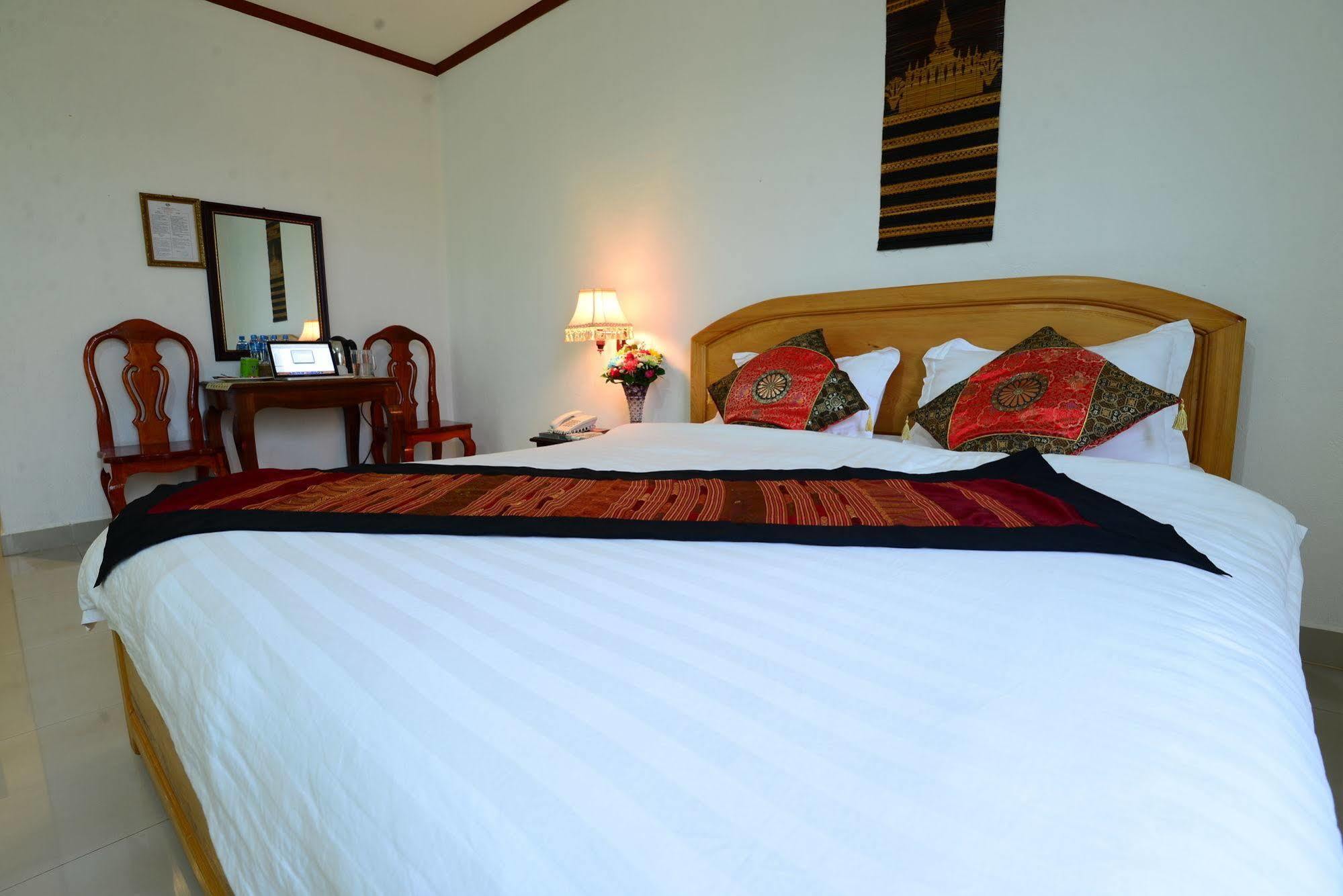Douangpraseuth Hotel Vientiane Bagian luar foto