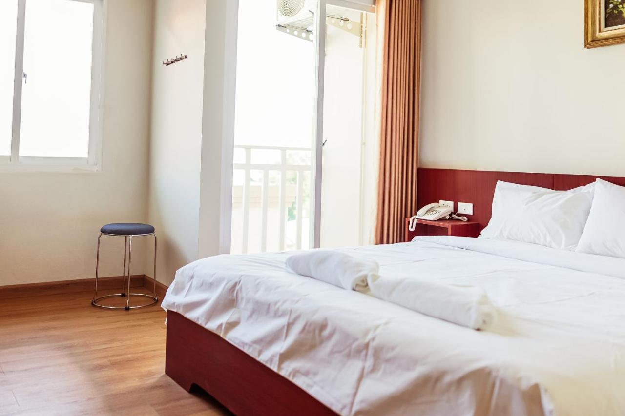 Douangpraseuth Hotel Vientiane Bagian luar foto